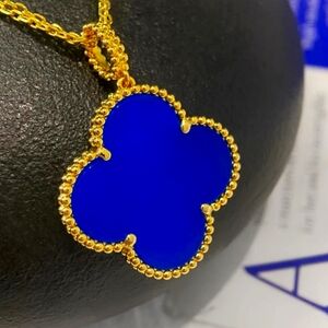 This Clover Large Necklace pendant 22 mm. and Earrings . Stainless Steel